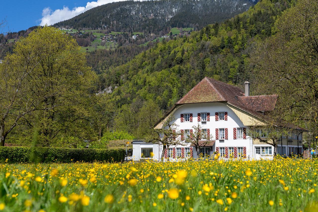 Neuhaus Golf- & Strandhotel Unterseen Buitenkant foto